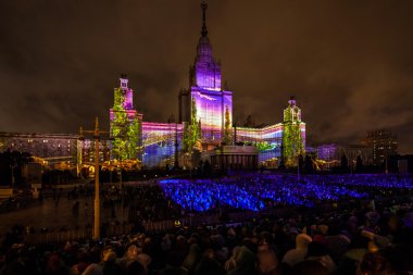 Moskova Uluslararası Festivali ışık çemberi. Moskova Devlet Üniversitesi 3D eşleme gösteri