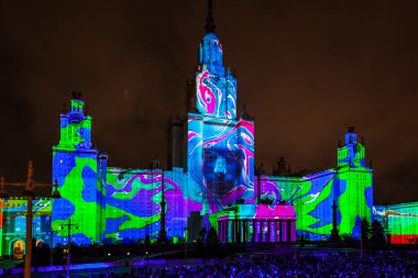 Moskova Uluslararası Festivali ışık çemberi. Moskova Devlet Üniversitesi 3D eşleme gösteri
