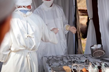 İki cerrahlar Cerrahi araçları ile