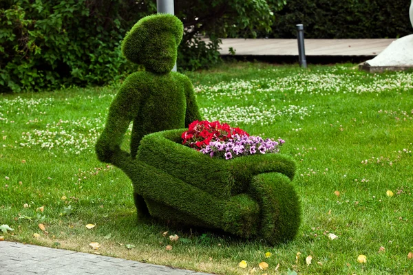 Figur eines Mannes mit einem Wagen aus Gras — Stockfoto