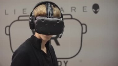 Htc Vive Vr gözlük ile bilgisayar oyunu oynamak çocuk.
