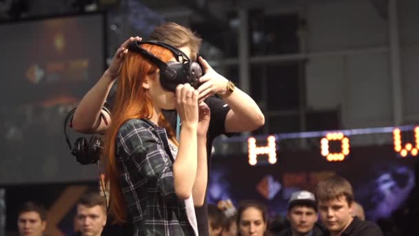 Meisje afspelen van video game met Htc Vive Vr-bril. — Stockvideo