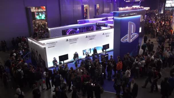 Video oyunları Playstation Ps4 üzerinde oynamak insanlar stand — Stok video