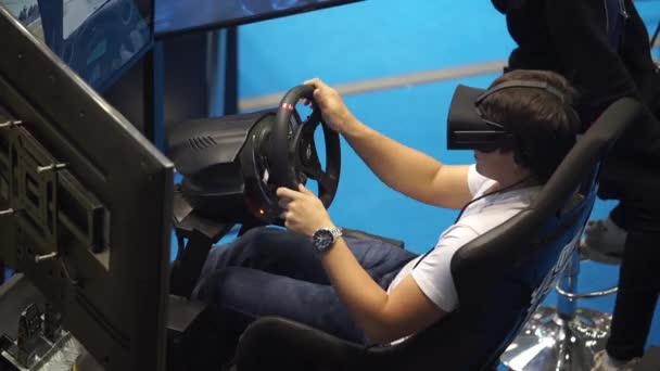 Adolescente jugando simulador automático con gafas VR realidad virtual — Vídeo de stock