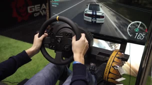 Έφηβος, παίζοντας auto προσομοιωτή με εικονικής πραγματικότητας Vr γυαλιά — Αρχείο Βίντεο