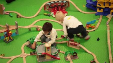 Demiryolu road alışveriş merkezinde oynayan çocuklar