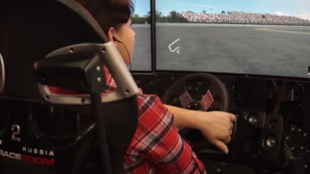 Девушка, играющая в автосимулятор с виртуальными очками реальности — стоковое видео
