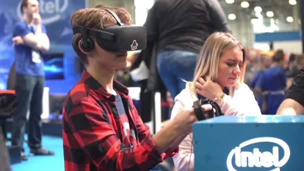 Niño jugando videojuego con gafas Oculus Development Kit VR . — Vídeo de stock