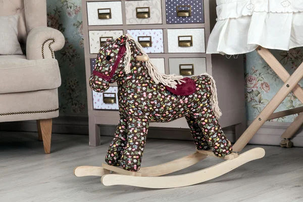 Brinquedo cavalo cadeira de balanço — Fotografia de Stock