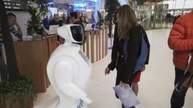 Moskova teknolojik forumda açık yenilikler 2016 Teknopark Skolkovo. Promobot robot ile konuşurken ziyaretçi