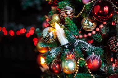 Süslenen yeşil yeni yıl ağacı