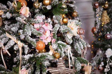 Süslenen yeşil yeni yıl ağacı