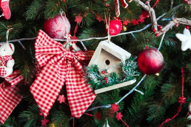 Süslenen yeşil yeni yıl ağacı