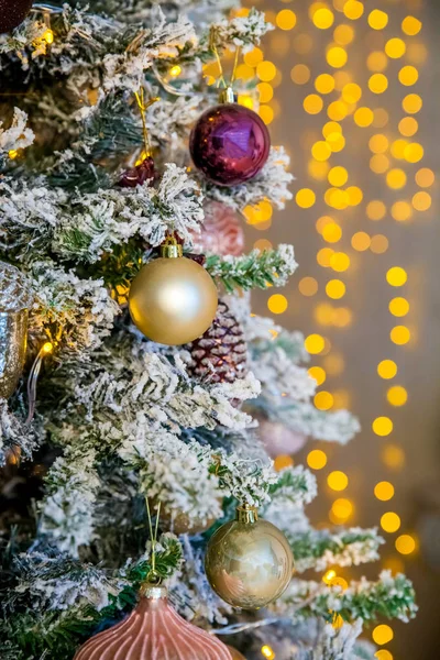 Nový rok Zelený strom zdobené — Stock fotografie