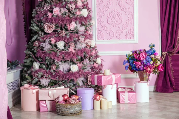 Новогодняя елка в розовых игрушках — стоковое фото