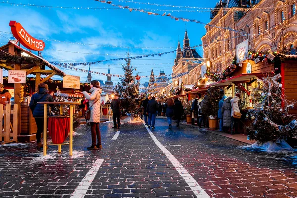 Mensen op Kerstmis markt op het Rode plein in het centrum van de stad van Moskou, aangekleed en verlichte rode plein voor Kerstmis in Moskou. — Stockfoto