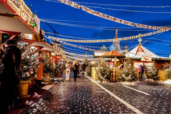People on Christmas market on Red Square in Moscow city center, Decorated and illuminated Red Square for Christmas in Moscow. — Stock Photo, Image