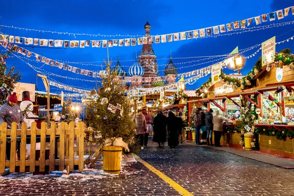 People on Christmas market on Red Square in Moscow city center, Decorated and illuminated Red Square for Christmas in Moscow. — Stock Photo, Image