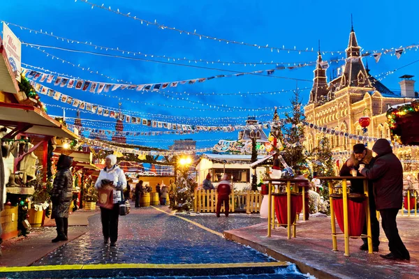 People on Christmas market on Red Square in Moscow city center, Decorated and illuminated Red Square for Christmas in Moscow. — Stock Photo, Image