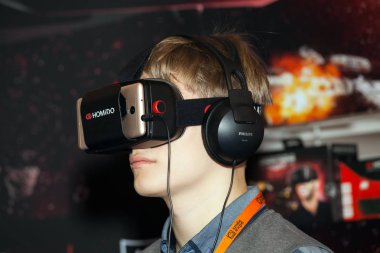 Homido sanal gerçeklik kulaklık tarihinde Robotik Expo, Moskova, Rusya ile oynarken adam