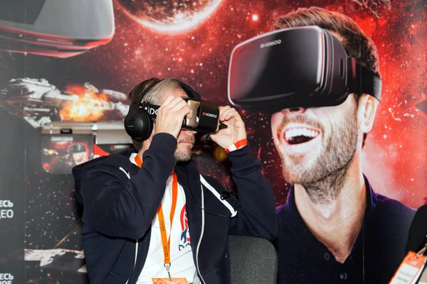 Homem brincando com Homido realidade virtual headset na Robotics Expo em Moscou, Rússia — Fotografia de Stock