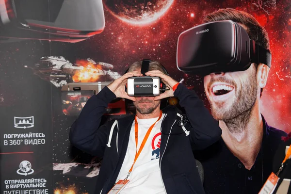 Homme jouant avec le casque de réalité virtuelle Homido sur Robotics Expo à Moscou, Russie — Photo