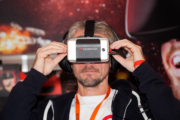 Homem brincando com Homido realidade virtual headset na Robotics Expo em Moscou, Rússia — Fotografia de Stock