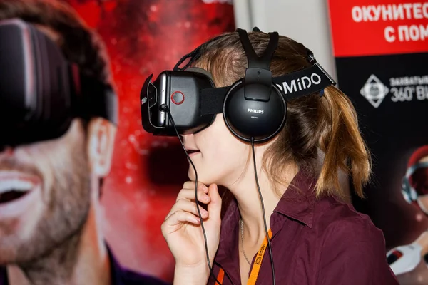Menina brincando com Homido realidade virtual headset na Robotics Expo em Moscou, Rússia — Fotografia de Stock