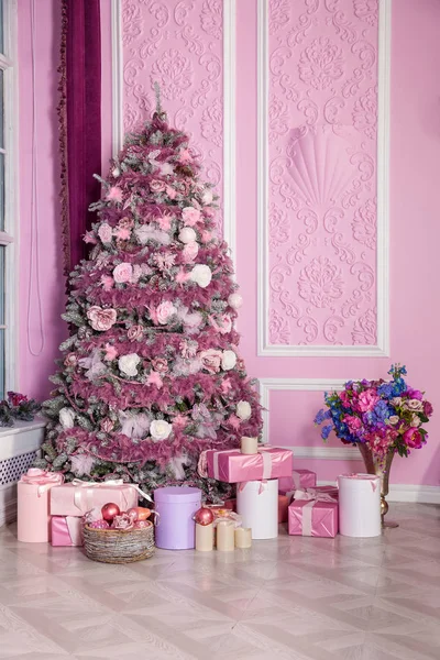 Nowy rok drzewo urządzone w różowy zabawki — Zdjęcie stockowe