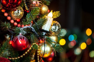 Süslenen yeşil yeni yıl ağacı