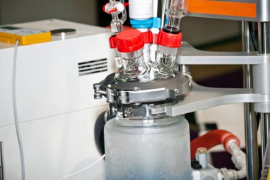 Evrensel reaktör iş istasyonu