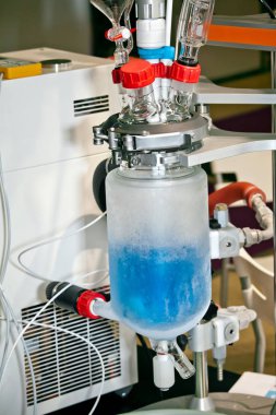 Evrensel reaktör iş istasyonu