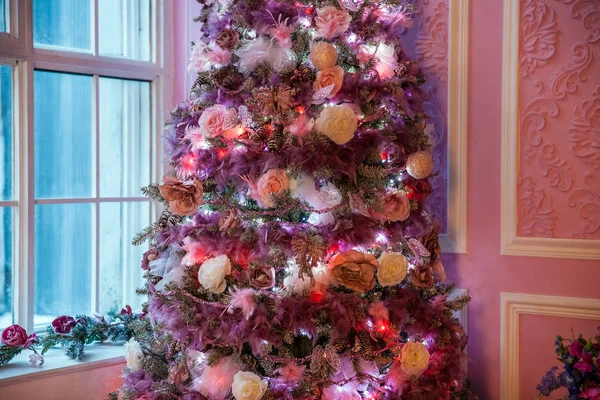 Новогодняя елка в розовых игрушках — стоковое фото
