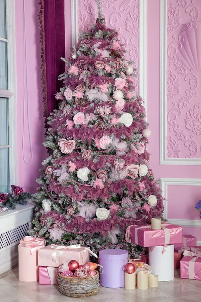 Nowy rok drzewo urządzone w różowy zabawki — Zdjęcie stockowe