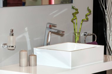 Klasik seramik banyo lavabo krom musluk ile