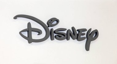 Disney şirket logosu işareti. Beyaz duvar gri plastik harfler