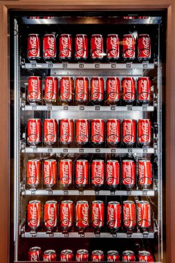 Otomat dolu coca-cola tenekeleri, Moskova, Rusya
