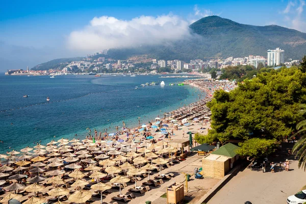 Μαυροβούνιο παραλίες με πολλά άτομα και ομπρέλες — Φωτογραφία Αρχείου