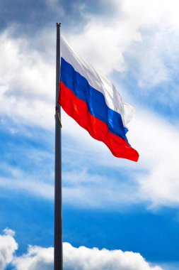 Rus bayrağı dalgalanıyor