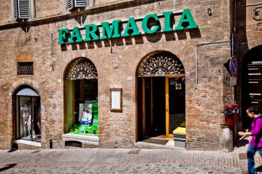 Farmacia işareti Dükkanı şehirde Urbino, İtalya