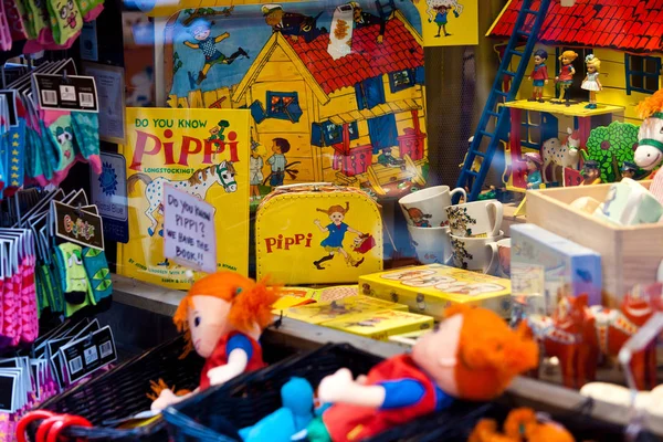Handla med Pippi souvenirer - den berömda lilla flickan från Astrid Lindgrens böcker i Stockholm — Stockfoto