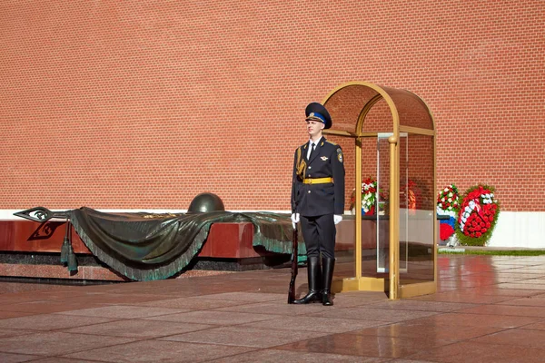 Cambio de guardia soldados en el jardín de Alexanders cerca de llama eterna en Moscú, Rusia —  Fotos de Stock