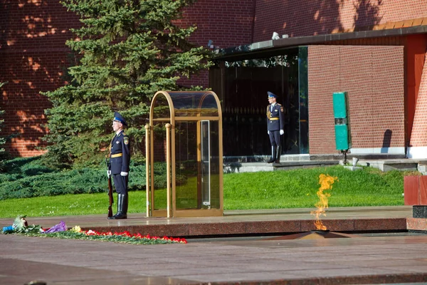 Cambio de guardia soldados en el jardín de Alexanders cerca de llama eterna en Moscú, Rusia — Foto de Stock