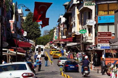 İnsanlar, arabalar ve otel işaretleri ile Istanbul sokaklarında