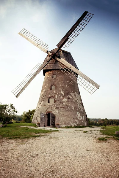 Geleneksel eski Hollanda Yeldeğirmeni Letonya — Stok fotoğraf