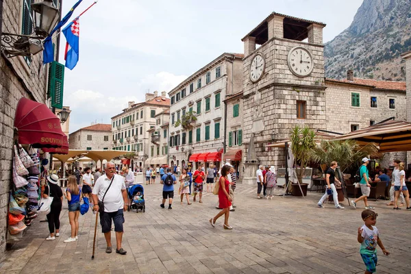 Η εκκλησία του Αγίου Λούκες στην πλατεία St. Λούκες με τουρίστες walkingin παλιά πόλη Kotor. — Φωτογραφία Αρχείου