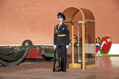 Muhafız askerleri Moskova, Rusya sonsuz alev yakınındaki Alexander bahçesinde değiştirme