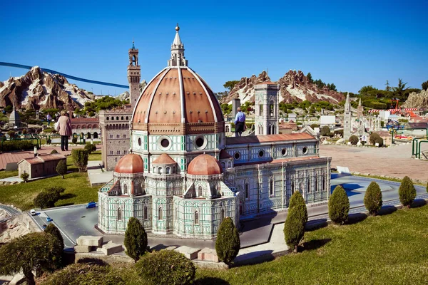 La miniature de la cathédrale Santa Maria del Fiore à Florence dans le parc des miniatures à Rimini, Italie — Photo