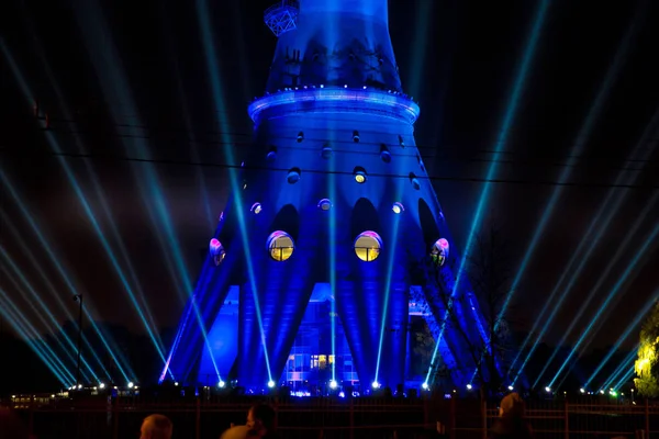 Festival Internacional "Círculo de Luz". Espectáculo de video mapeo láser en la torre de televisión Ostankino en Moscú, Rusia. Mapeo de proyección 3D en el edificio y espectáculo de fuegos artificiales — Foto de Stock