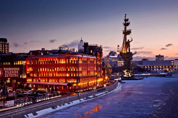 Noční město Moskva Zobrazit s Rudým říjnem factory, Saint Peter památník a President Hotel — Stock fotografie